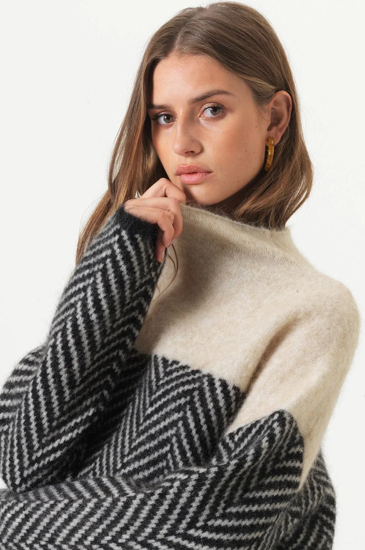 ALINE - SOFT CHEVRON TURTLENECK